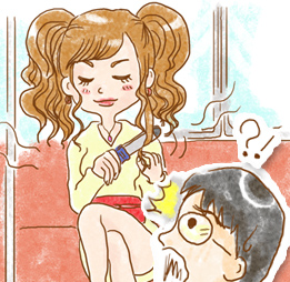 電車の中でコテを使って髪の毛を巻いている女性